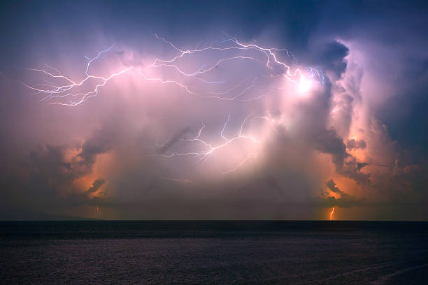 tropical orage - thunderstorm lightning storm monsoon photos et images de collection