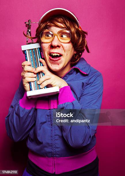 Secchione Ragazzo Con Il Trofeo - Fotografie stock e altre immagini di 1980-1989 - 1980-1989, Golf, Stile retrò