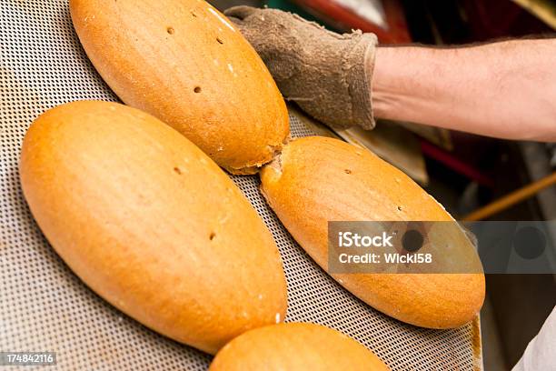 Fresco Pão Cozido - Fotografias de stock e mais imagens de Alimentação Saudável - Alimentação Saudável, Alimento Básico, Assadeira - Bandeja