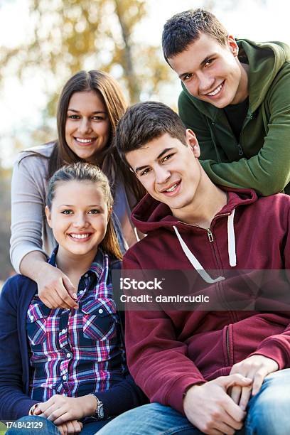 Группа Happy Подростковой Друзей — стоковые фотографии и другие картинки Беззаботный - Беззаботный, Близость, Вертикальный
