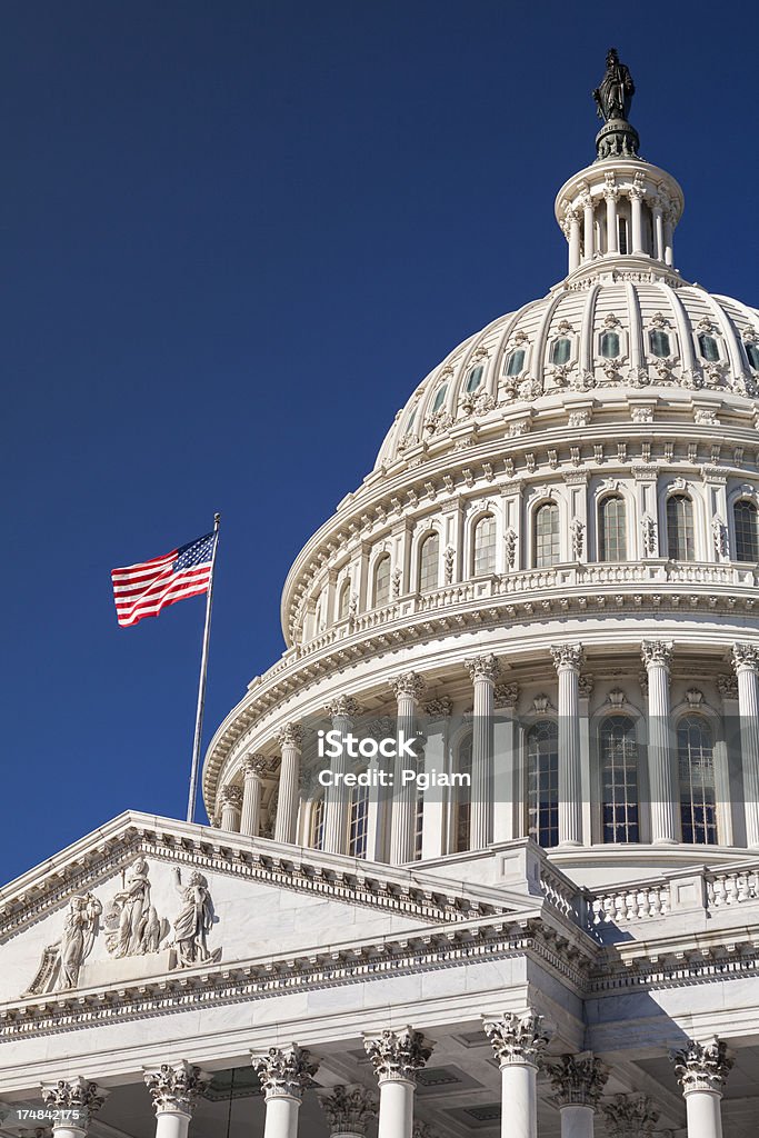 Капитолий Здание и американский флаг - Стоковые фото Здание конгресса США роялти-фри