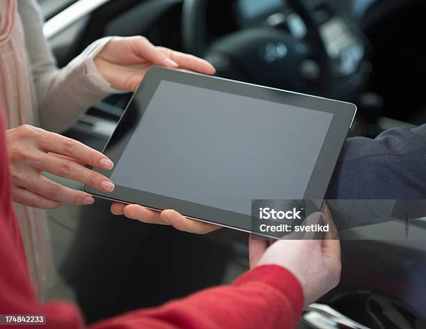 Digital Tablet - Fotografie stock e altre immagini di Venditore di automobili - Venditore di automobili, PC Ultramobile, Persona di sesso femminile