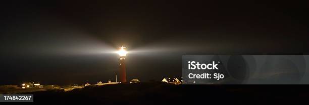 Faro De Noche Foto de stock y más banco de imágenes de Faro - Estructura de edificio - Faro - Estructura de edificio, Agua, Aire libre