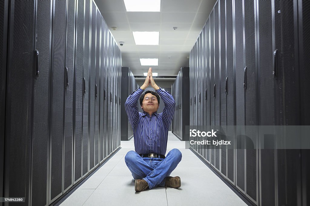 yoga di pratica Uomo d'affari alla sala server di rete - Foto stock royalty-free di Adulto