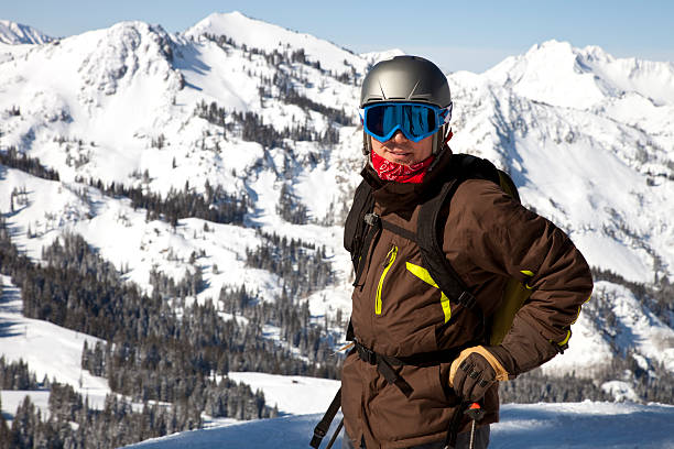 スキーヤーのサミット - sports helmet powder snow ski goggles skiing ストックフォトと画像