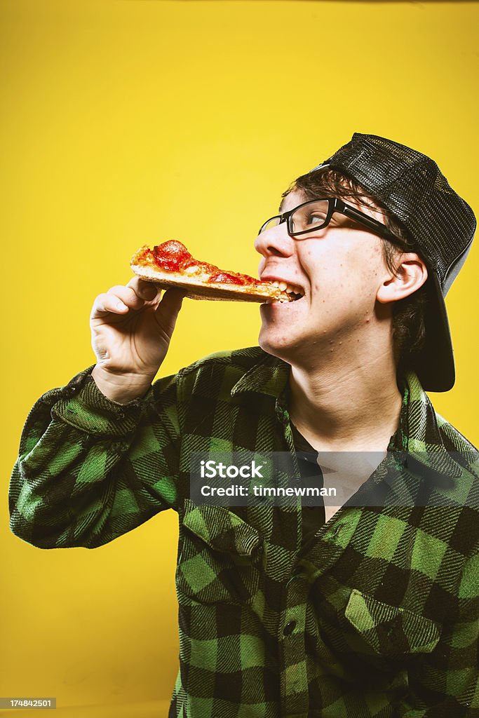Wielki gryza Pizza jedzenie Guy - Zbiór zdjęć royalty-free (Jeść)