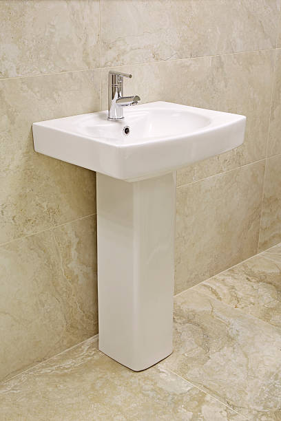 белый ванная комната с раковиной и пьедестал - sink bathroom pedestal tile стоковые фото и изображения