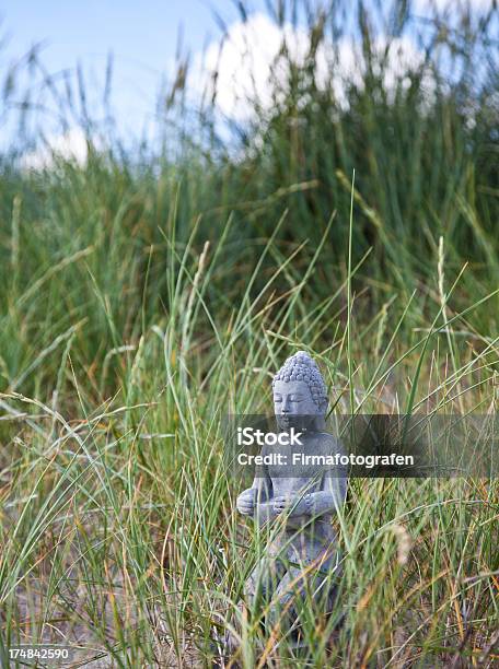 Buddha Statuetta Nella Natura - Fotografie stock e altre immagini di Ambientazione esterna - Ambientazione esterna, Antico - Vecchio stile, Asia