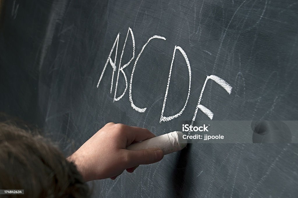 Chalkboard girl escrito ABC - Foto de stock de Aprender libre de derechos