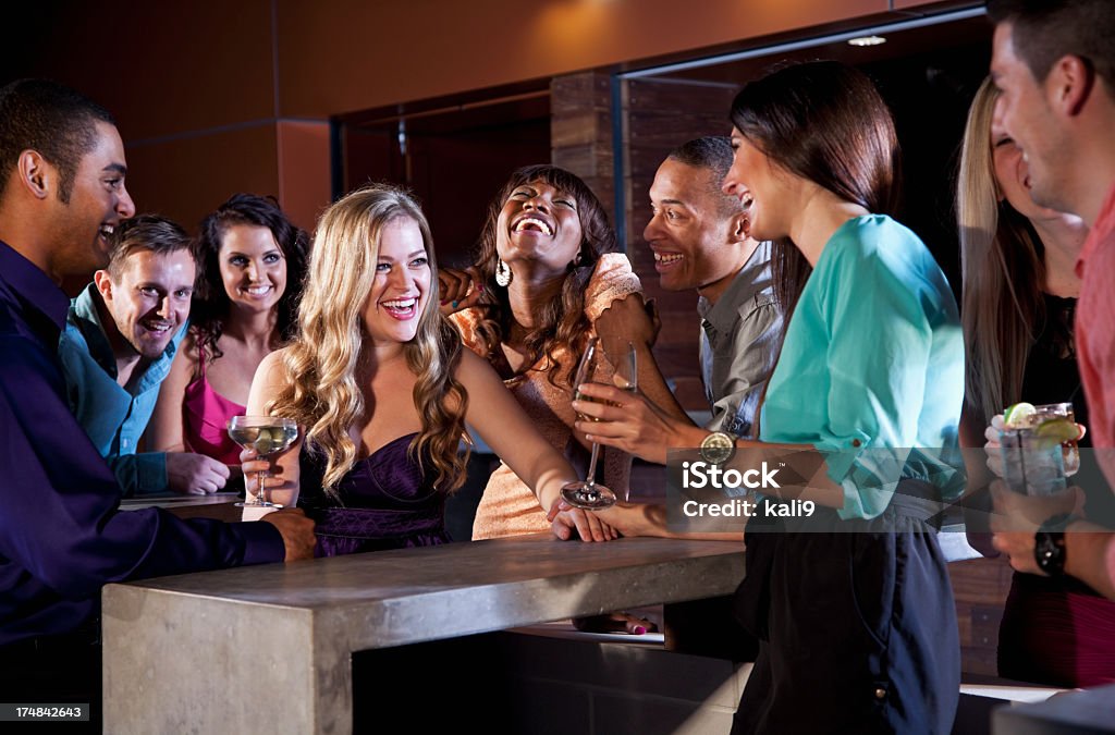 Grupo de jovens adultos beber ao ar livre - Royalty-free 20-24 Anos Foto de stock