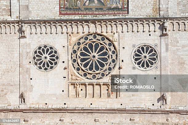 Spoleto Catedral Fachada Rosácea Úmbria Itália - Fotografias de stock e mais imagens de Catedral - Catedral, Spoleto, Baixo Relevo