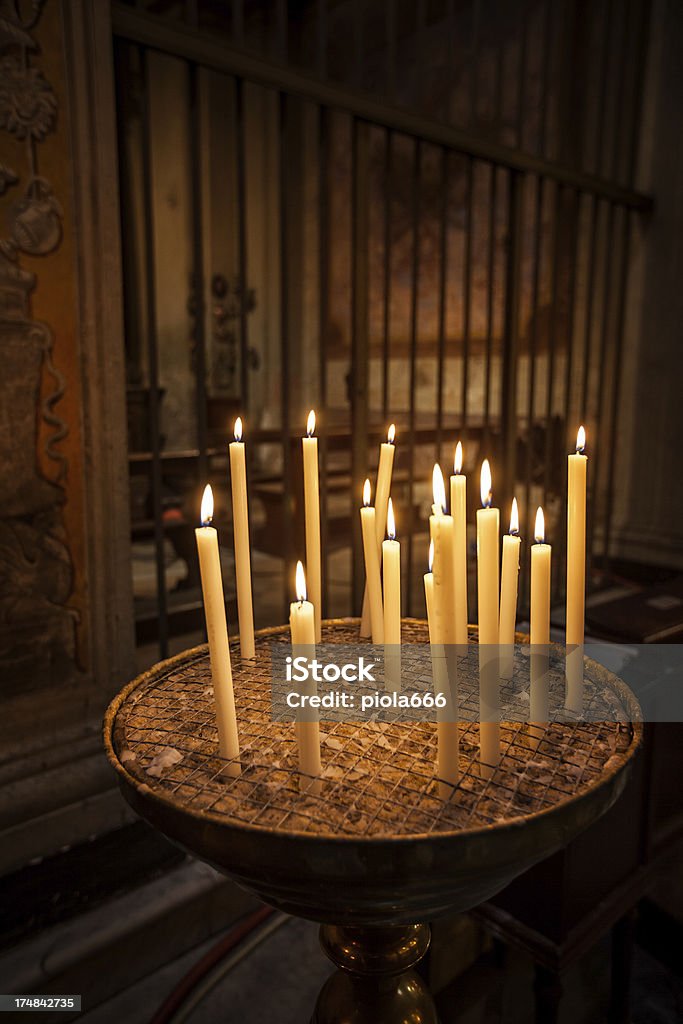 Candele in una chiesa a Roma - Foto stock royalty-free di Adulto