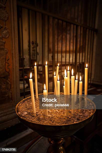 Candele In Una Chiesa A Roma - Fotografie stock e altre immagini di Adulto - Adulto, Bruciare, Candela - Attrezzatura per illuminazione