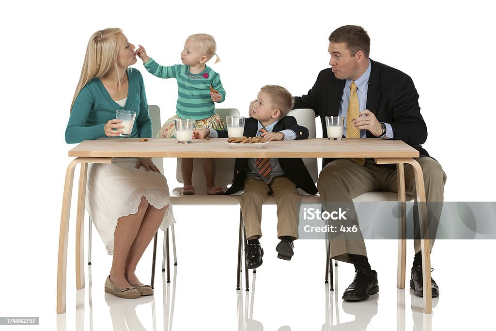 Família tomando café da manhã - Foto de stock de Mesa - Mobília royalty-free