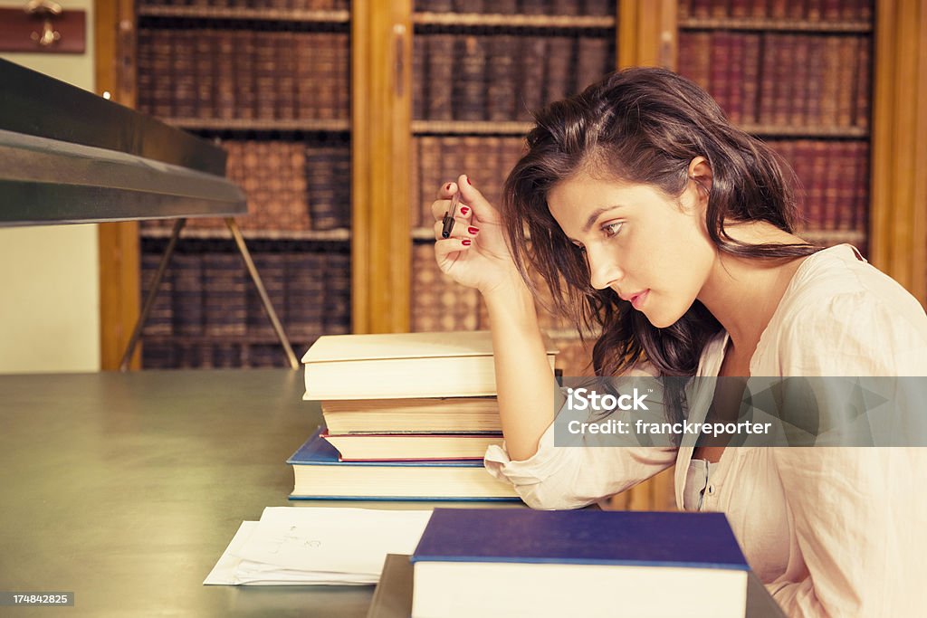 High School student leer un libro - Foto de stock de 20 a 29 años libre de derechos