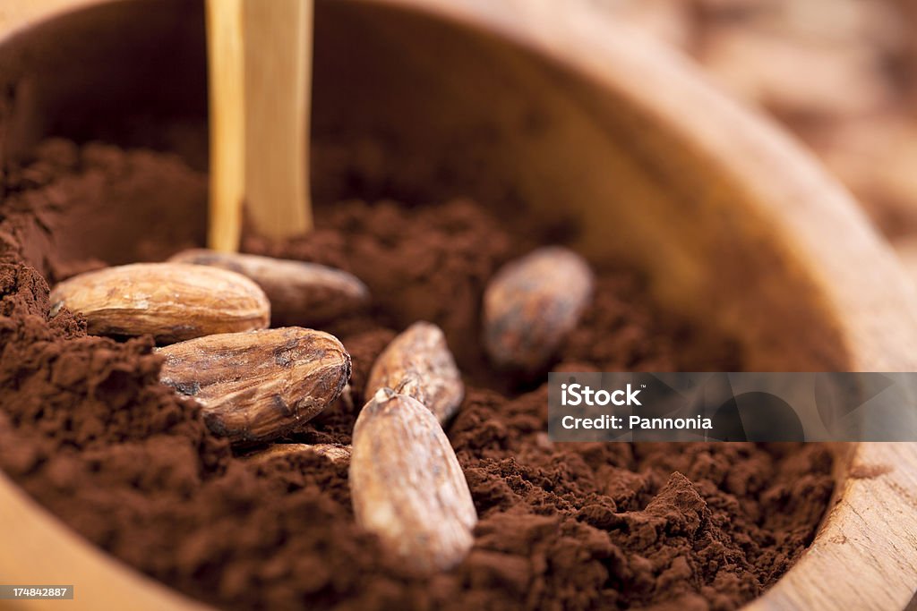 Kakaopulver und Bohnen in Bowl - Lizenzfrei Bildschärfe Stock-Foto