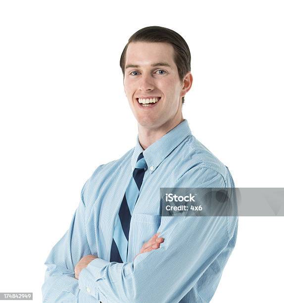 Photo libre de droit de Souriant Jeune Homme Daffaires Debout Avec Les Bras Croisés banque d'images et plus d'images libres de droit de Adulte