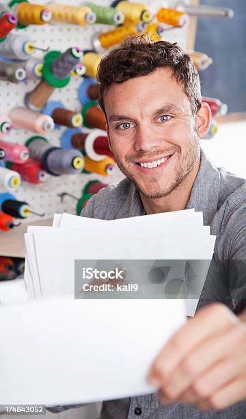 Hombre Trabajando En Fábrica Textil Foto de stock y más banco de imágenes de 20 a 29 años - 20 a 29 años, 25-29 años, Abrir