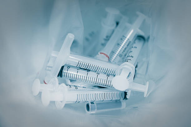 muitos medical seringas no cesto de lixo - surgical needle clean healthcare and medicine science - fotografias e filmes do acervo