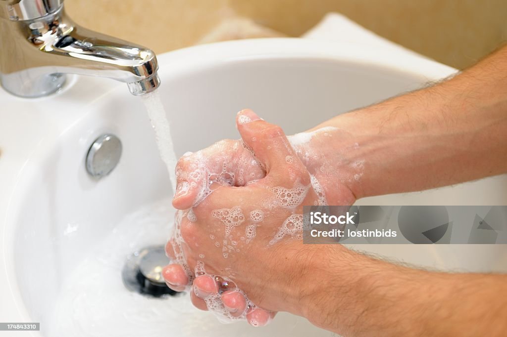 Hombre caucásico de rotación Handwashing frotar de pulgar - Foto de stock de Agua libre de derechos