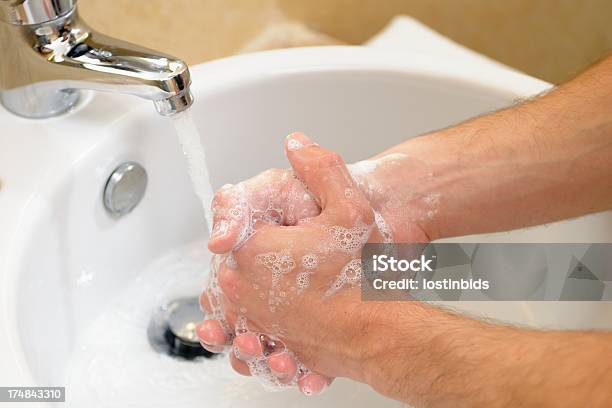 Hombre Caucásico De Rotación Handwashing Frotar De Pulgar Foto de stock y más banco de imágenes de Agua