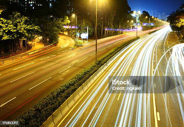 Foto de Trilhas De Tráfego Na Estrada e mais fotos de stock de Arquitetura - Arquitetura, Azul, Azul claro