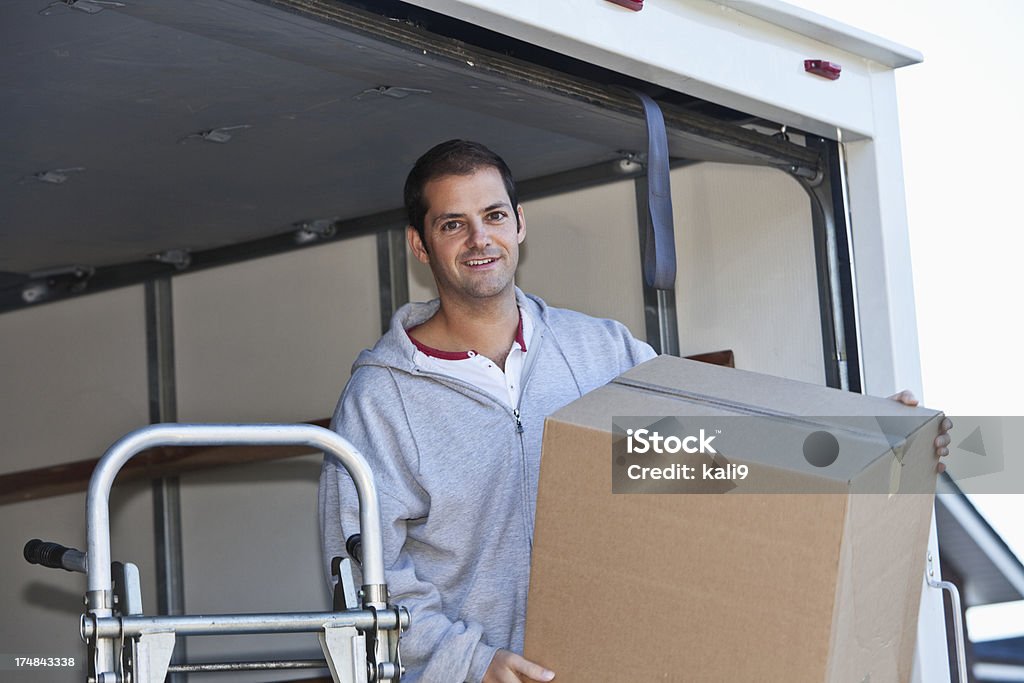 Homem mover caixa de cartão - Royalty-free 30-39 Anos Foto de stock