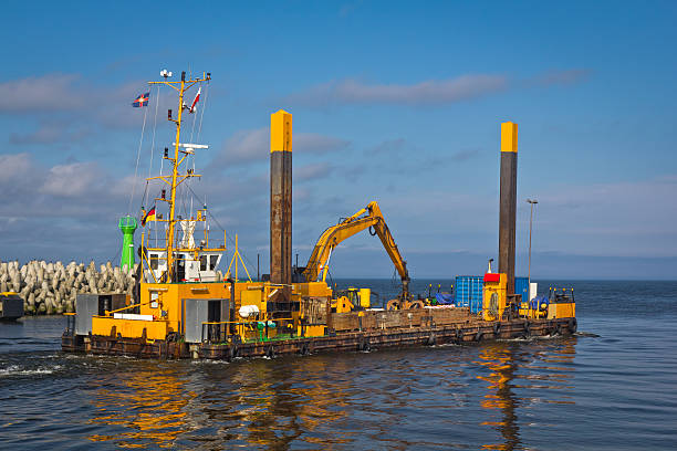 промышленный баржа с excavator на море - industrial ship earth mover barge yellow стоковые фото и изображения