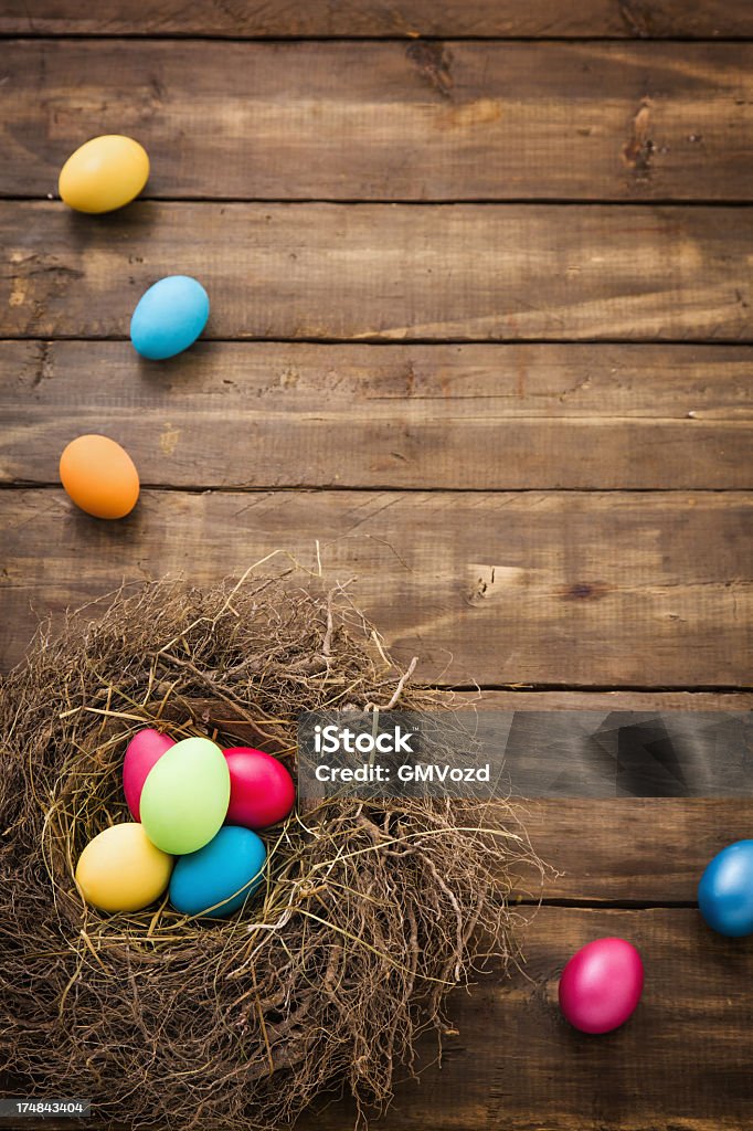 Bunte Ostern Eier auf hölzernen Hintergrund dekoriert - Lizenzfrei Bildhintergrund Stock-Foto