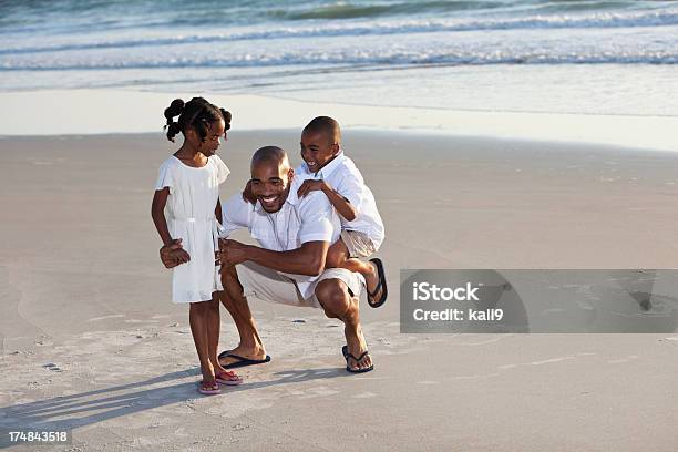 Padre Giocando Con I Bambini Sulla Spiaggia - Fotografie stock e altre immagini di 35-39 anni - 35-39 anni, 6-7 anni, Adulto