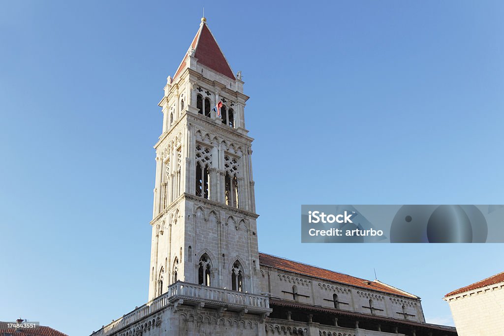 Mediterrâneo histórico Trogir Igreja bell towers Telhados Bandeira da Croácia - Royalty-free Antigo Foto de stock