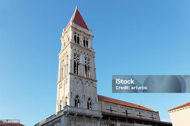 Mediterrâneo Histórico Trogir Igreja Bell Towers Telhados Bandeira Da Croácia - Fotografias de stock e mais imagens de Antigo