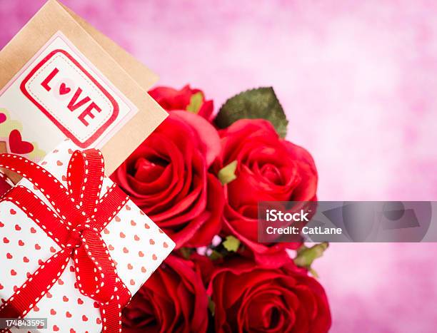 Photo libre de droit de La Saintvalentin Et Cartecadeau banque d'images et plus d'images libres de droit de Amour - Amour, Artificiel, Bouquet de fleurs