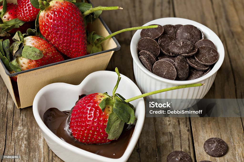 Making Chocolate Dipped Strawberries - Royaltyfri Alla hjärtans dag Bildbanksbilder