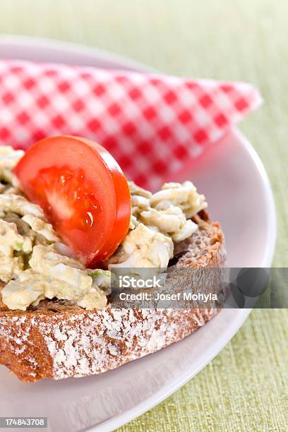 Pão Com Creme No Prato - Fotografias de stock e mais imagens de Abacate - Abacate, Alimentação Saudável, Branco