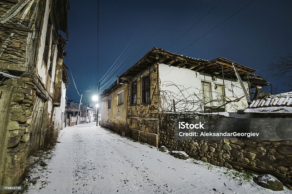 Invierno en la parte antigua de la ciudad. - Foto de stock de Actividades recreativas libre de derechos