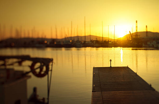 barche presso il porto di alghero, sardegna, italia - dezoom foto e immagini stock