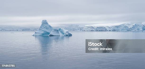 Iceberg Galleggiante In Antartide - Fotografie stock e altre immagini di Antartide - Antartide, Iceberg - Formazione di ghiaccio, Sciogliere