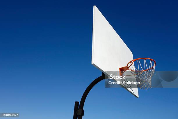 Foto de Cesta De Basquete E Céu Azul e mais fotos de stock de Azul - Azul, Basquete, Tabela de basquete