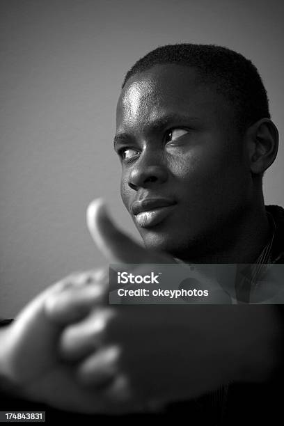 Retrato De Hombre Joven Africano Foto de stock y más banco de imágenes de Blanco y negro - Blanco y negro, Africano-americano, Persona de color