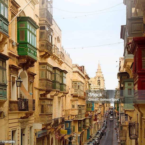 Enge Gasse In Valetta Stockfoto und mehr Bilder von Auto - Auto, Wand, Alt