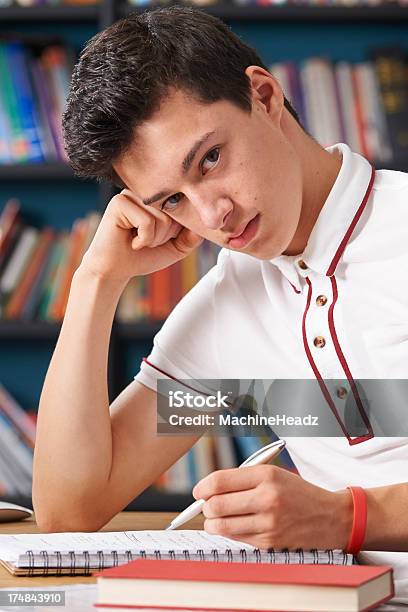 Stanchi Maschi Adolescenti Studenti Che Lavorano In Biblioteca - Fotografie stock e altre immagini di Adolescente