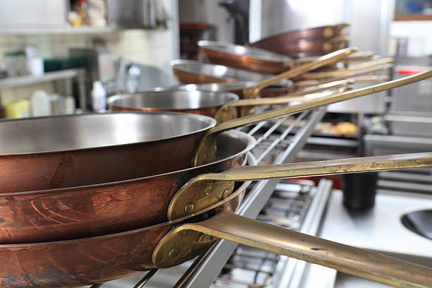 empilhados de cobre em uma cozinha profissional fryingpans - kupferpfanne imagens e fotografias de stock