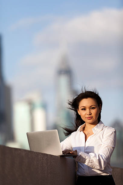 mujer de negocios con computadora portátil - model96 fotografías e imágenes de stock