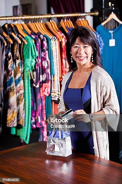 Asiatische Frau In Bekleidungsgeschäft Stockfoto und mehr Bilder von 40-44 Jahre - 40-44 Jahre, Asiatischer und Indischer Abstammung, Bankkarte