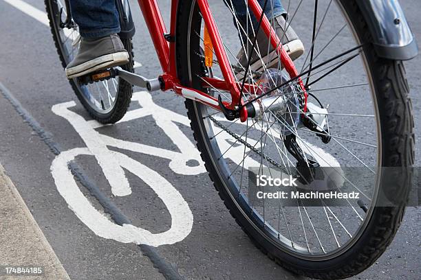 Primer Plano De Hombre Montar Bicicleta En El Ciclo Lane Foto de stock y más banco de imágenes de 20 a 29 años