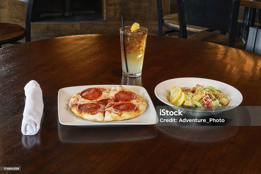 Disfrute pizzas y ensaladas - Foto de stock de Ensalada libre de derechos