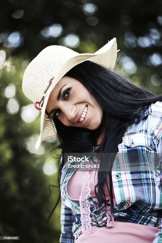 Atractiva country girl in straw hat - Foto de stock de Adulto libre de derechos