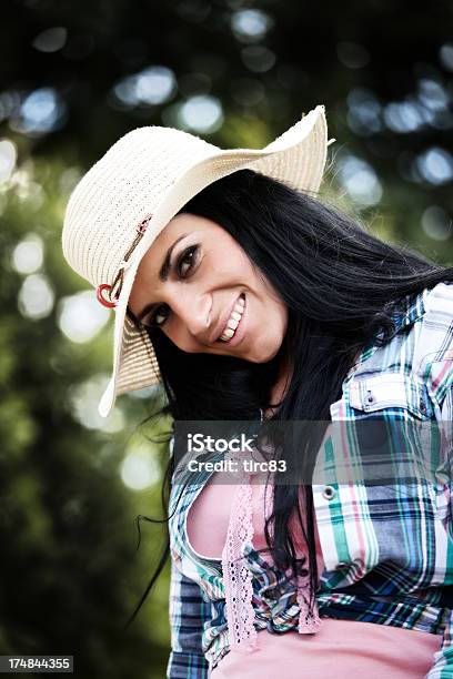 Foto de Linda Menina Com Chapéu De Palha País e mais fotos de stock de Adulto - Adulto, Beleza, Cena Rural