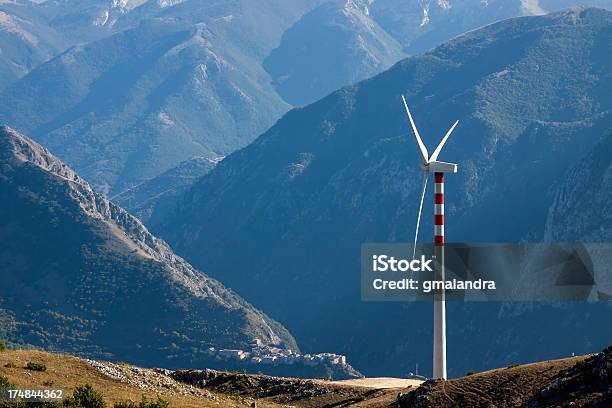 Turbina Eólica - Fotografias de stock e mais imagens de Ao Ar Livre - Ao Ar Livre, Azul, Branco